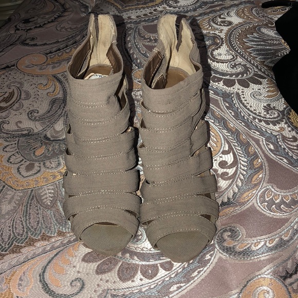 Heels - Picture 2 of 4